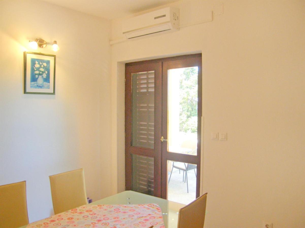 Apartments Rina Primosten Bagian luar foto