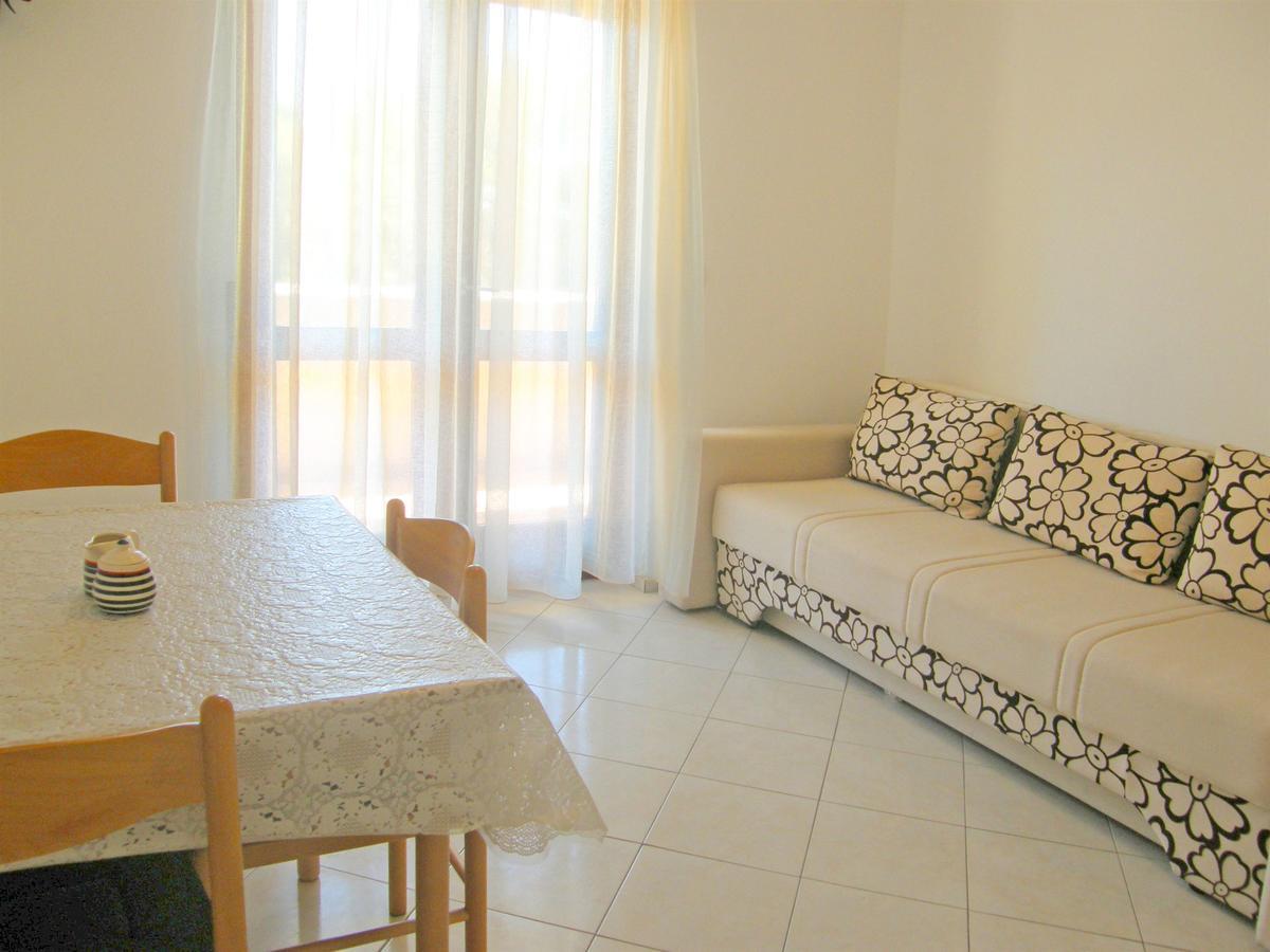 Apartments Rina Primosten Bagian luar foto