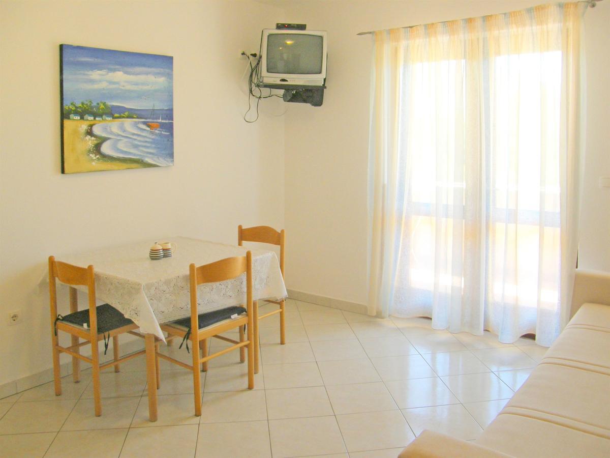 Apartments Rina Primosten Bagian luar foto