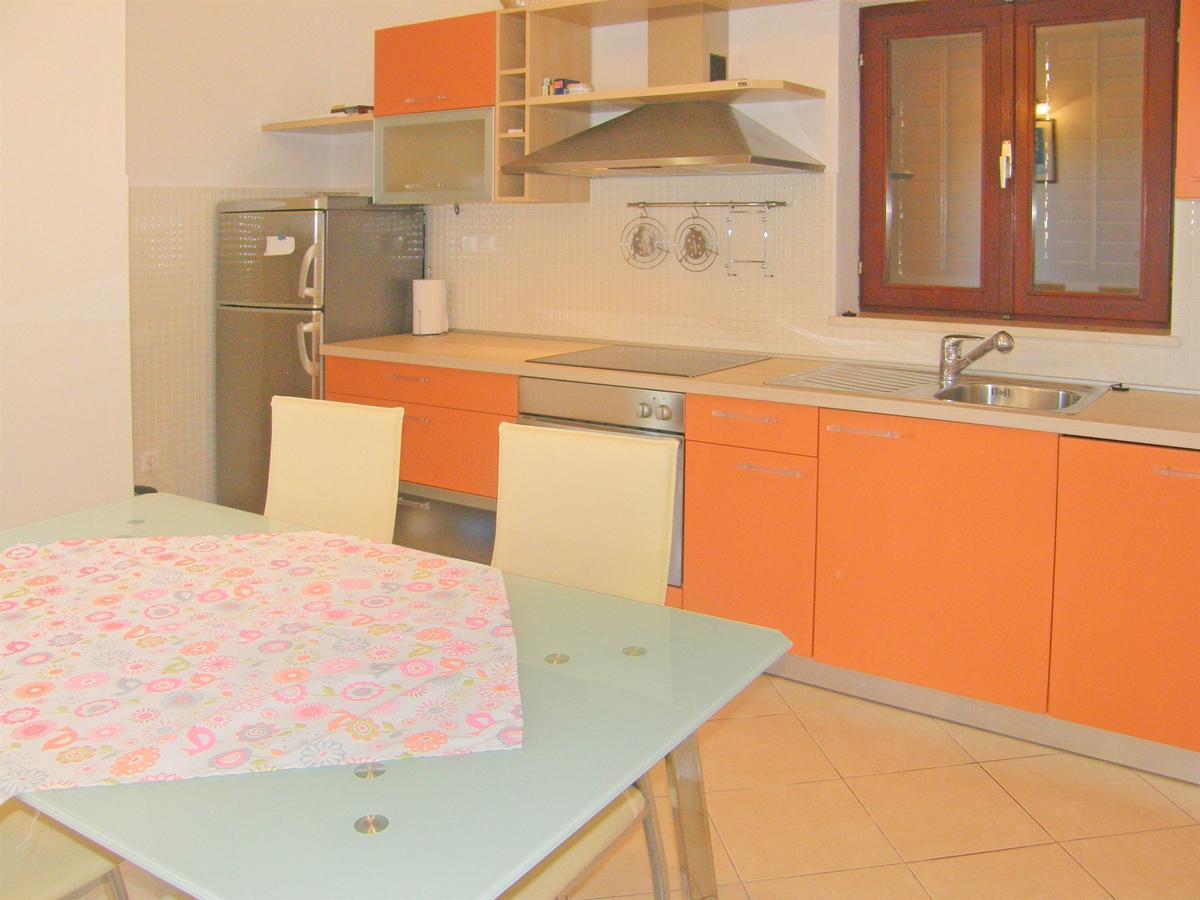 Apartments Rina Primosten Bagian luar foto