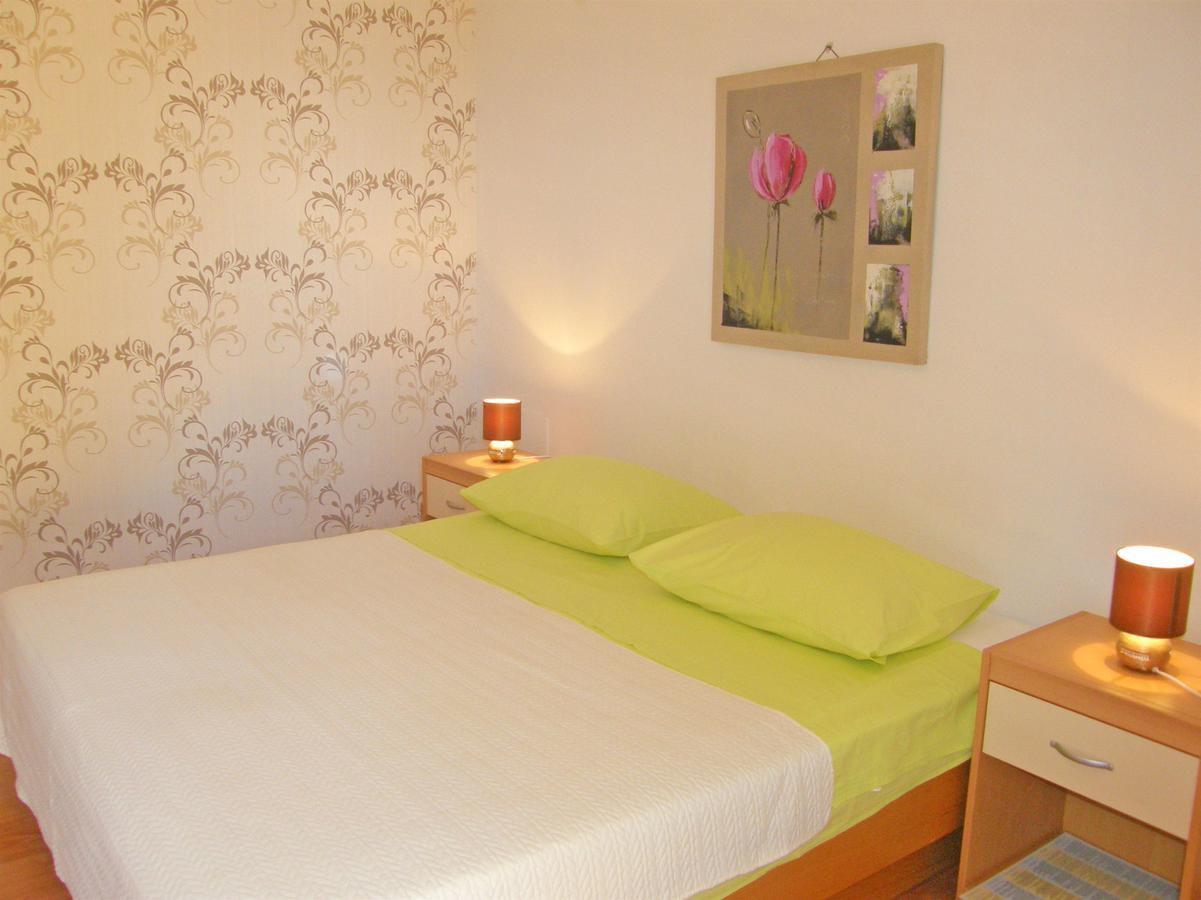 Apartments Rina Primosten Bagian luar foto
